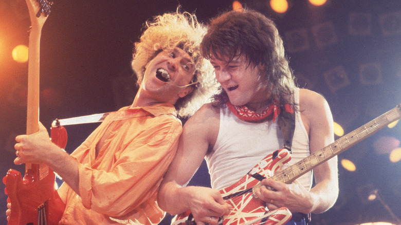Sammy Hagar y Eddie Van Halen tocando guitarras