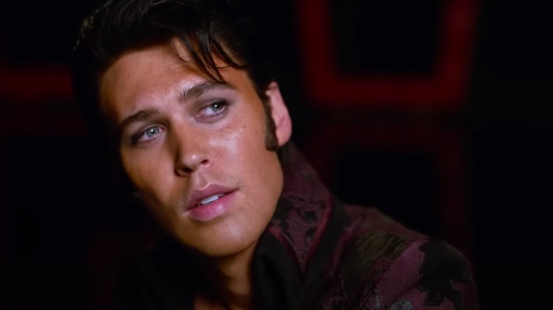 Austin Butler como Elvis Presley con camisa púrpura