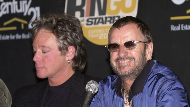 Eric Carmen en una conferencia de prensa con Ringo Starr
