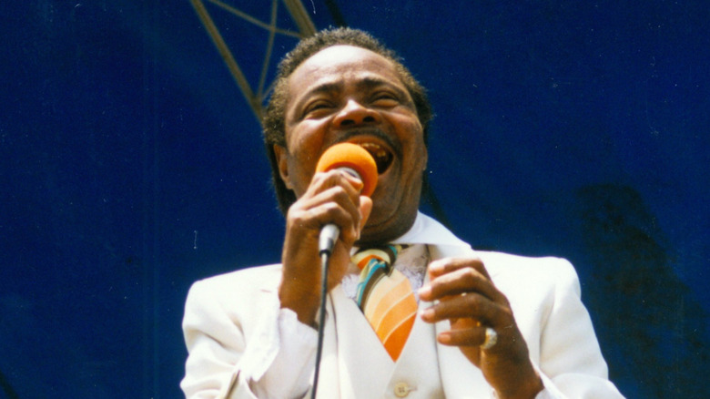 Ernie K-Doe cantando con traje blanco en el Jazz Fest de Nueva Orleans