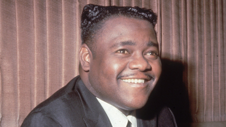 Fats Domino sonriendo y mirando hacia arriba
