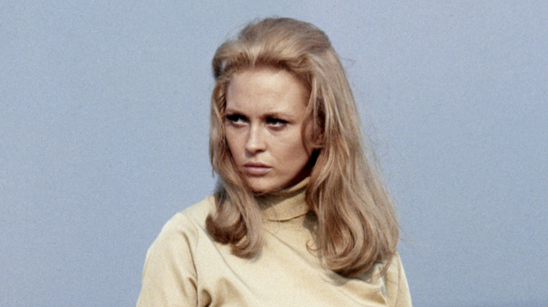 Faye Dunaway en una playa en una escena de La Tomasa de la Sombra