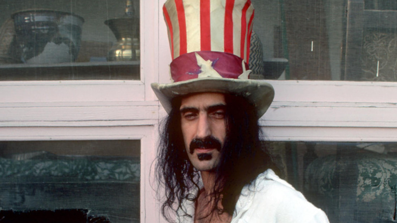 Frank Zappa con expresión severa