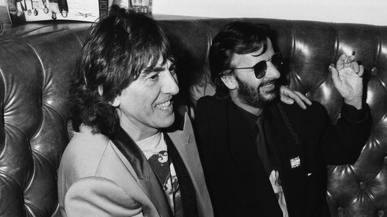George Harrison tomando una copa con Ringo Starr en 1985