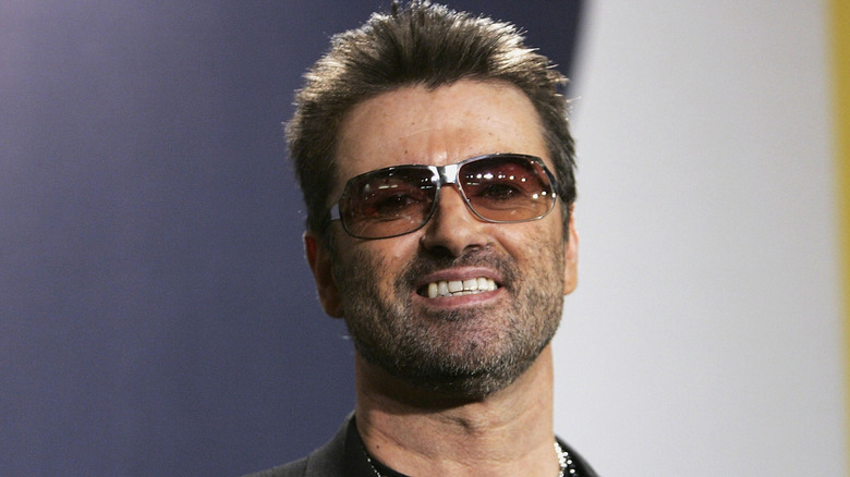George Michael sonriendo con gafas oscuras