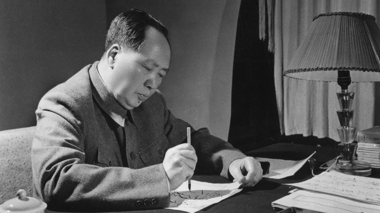 Mao en un escritorio