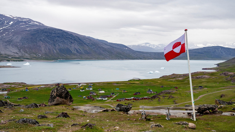 Bandera de Groenlandia contra un fondo natural