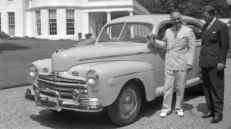 Harry Truman con un Ford 1946