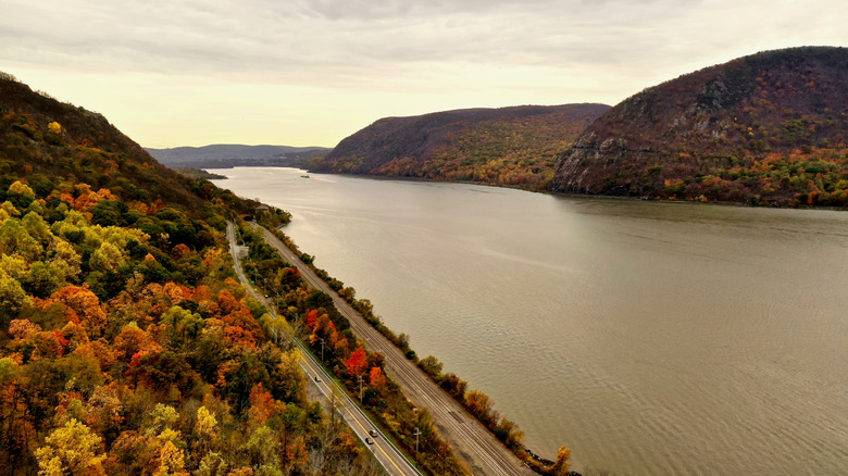 Carretera junto al río Hudson