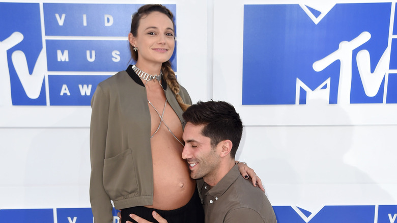 Nev Schulman besando la barriga de embarazada de Laura Perlongo