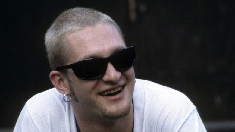 Layne Staley con gafas y cabello cortado