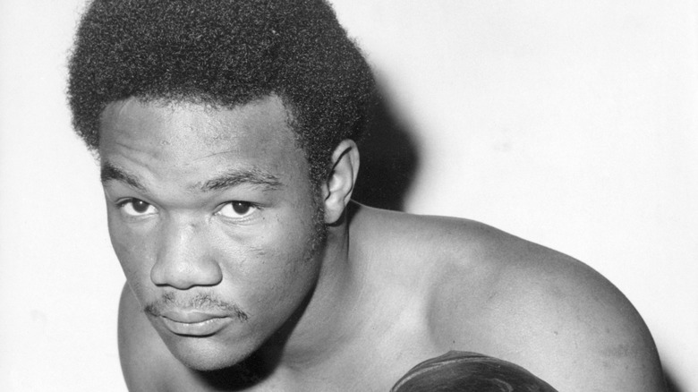 Un joven George Foreman posando en posición de boxeo