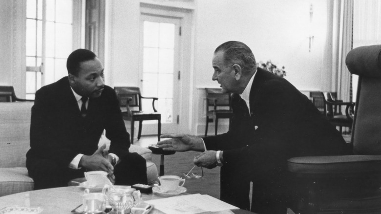 Martin Luther King Jr. y Lyndon B. Johnson hablando en la Oficina Oval