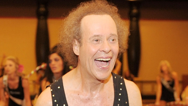 Richard Simmons riendo durante una clase de hula hoop
