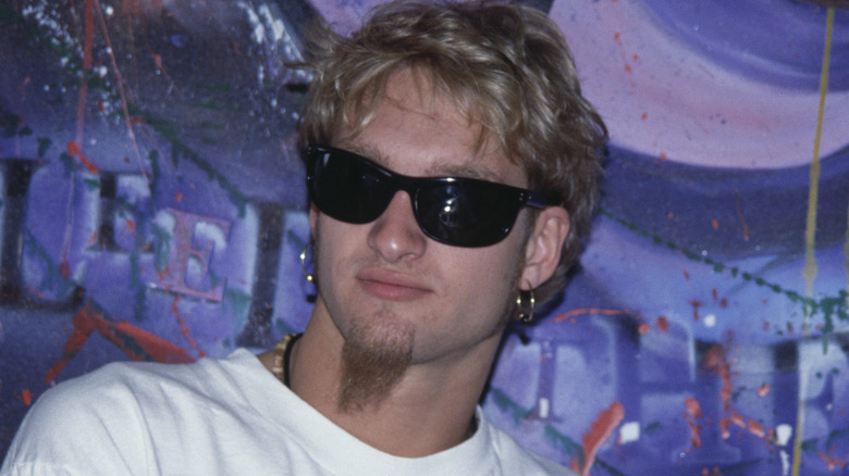 Layne Staley con gafas y camiseta mirando a lo lejos