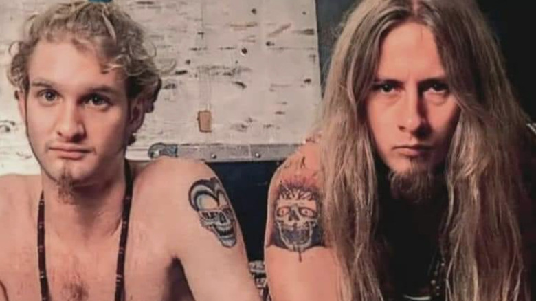 Layne Staley y Jerry Cantrell con tatuajes de calaveras