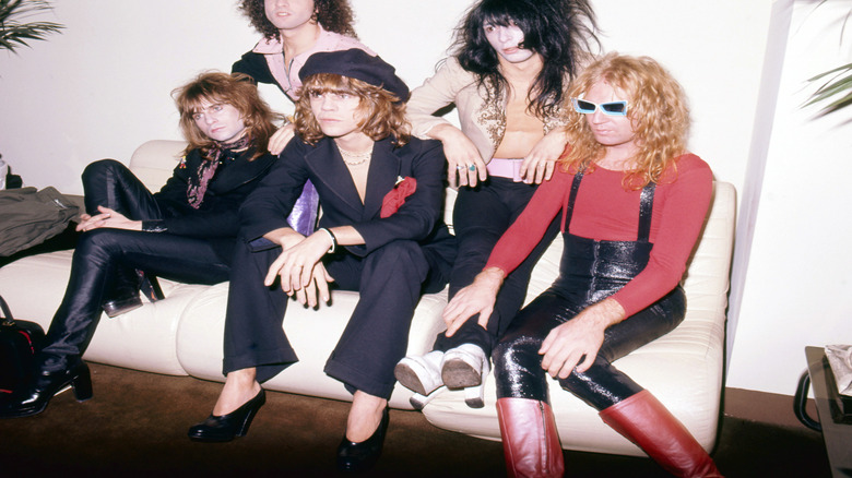 Los New York Dolls sentados en un sofá blanco