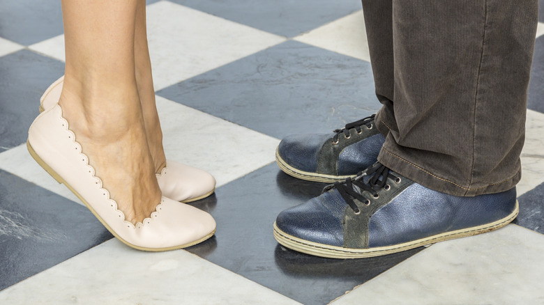 Pies de mujer y hombre en posición de baile
