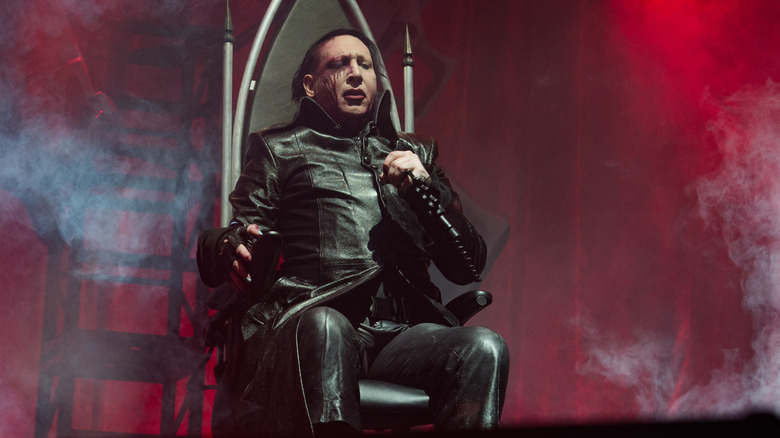 Marilyn Manson sentado en un trono en el escenario en 2017