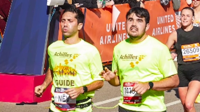 Nev Schulman corriendo como guía en el Maratón de Nueva York