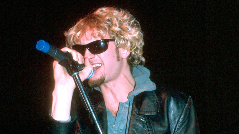 Layne Staley con gafas de sol sosteniendo micrófono