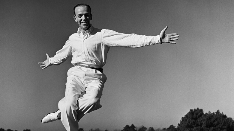 Fred Astaire con brazos abiertos
