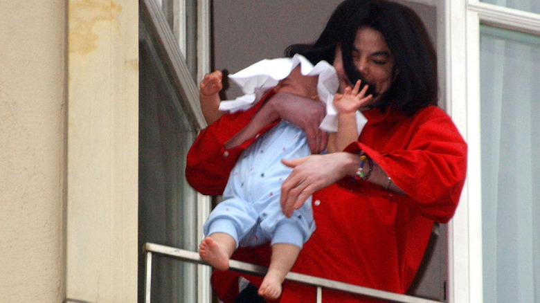 Michael Jackson colgando a Blanket del balcón