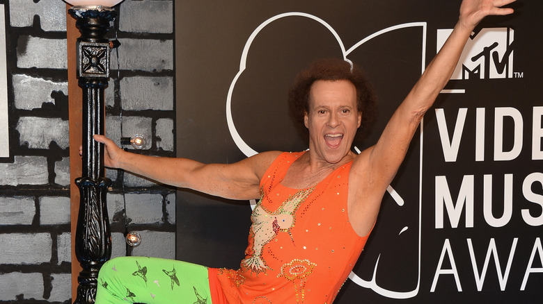 Richard Simmons saludando y posando en los MTV VMAs