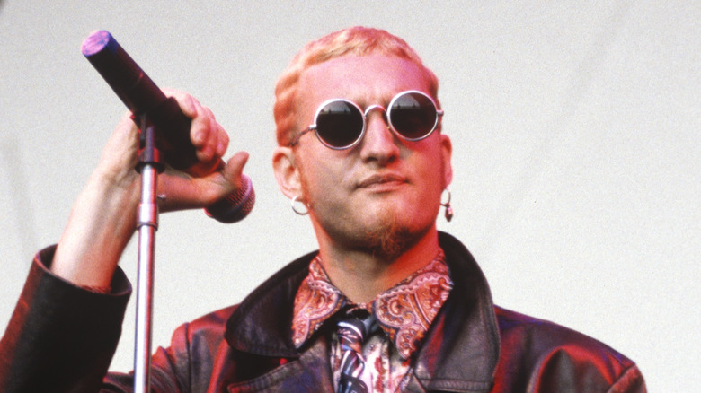 Layne Staley sonriendo con gafas redondas