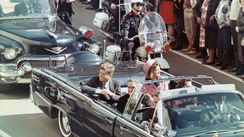 JFK y Jackie Kennedy en la caravana en Dallas previo al asesinato