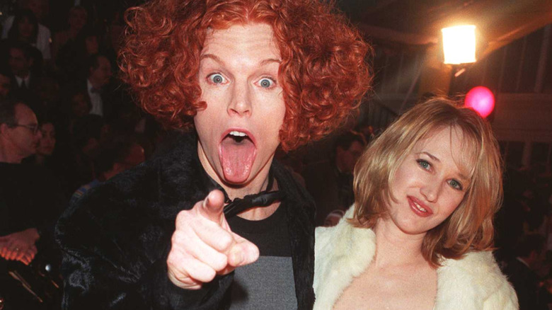 Carrot Top en la alfombra roja señalando a la cámara
