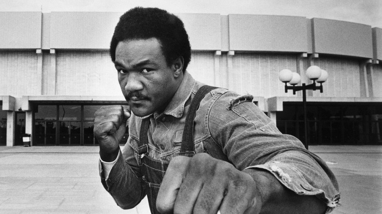 George Foreman en pose de boxeo en 1976