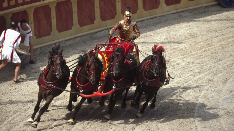 Carrera de carros romanos alrededor de la pista