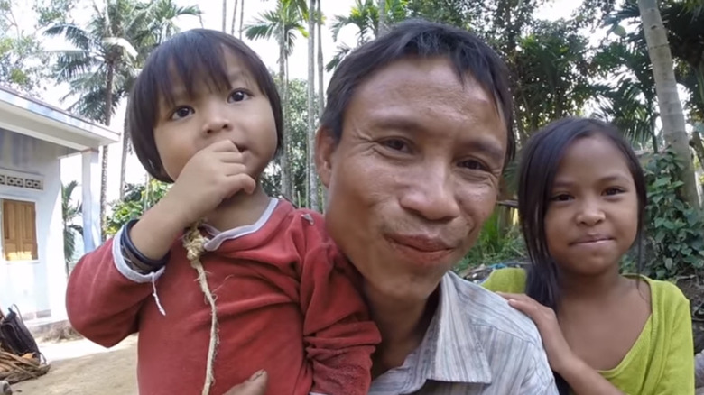 Ho Van Lang con niños