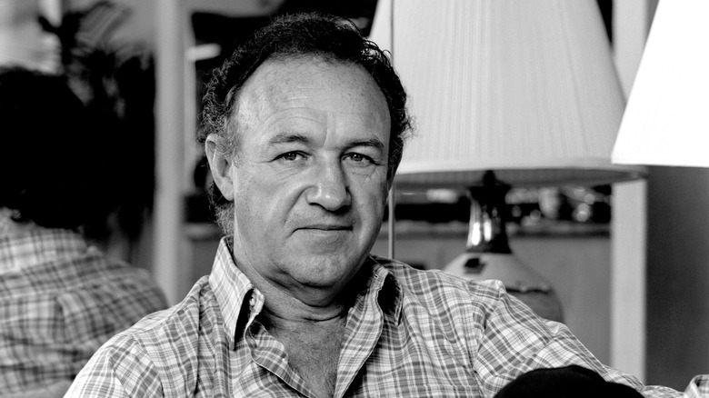 Gene Hackman sentado en una habitación de hotel en Chicago, 10 de mayo de 1985
