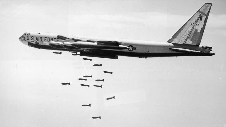 Avión estadounidense lanzando bombas sobre Vietnam