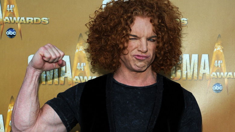 Carrot Top haciendo una mueca de dolor