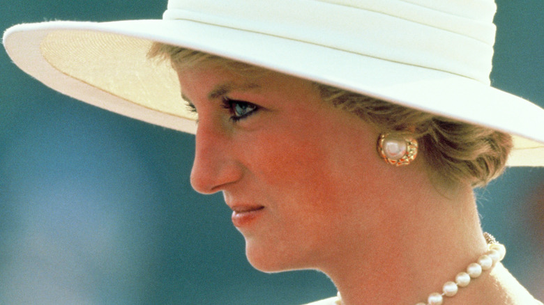 Princesa Diana con sombrero blanco