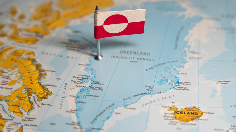 Bandera de Groenlandia plantada sobre un mapa
