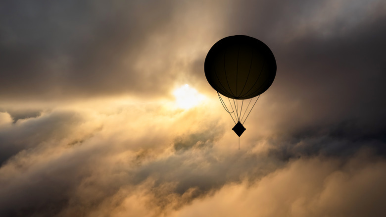 Globo espía flotando durante el atardecer