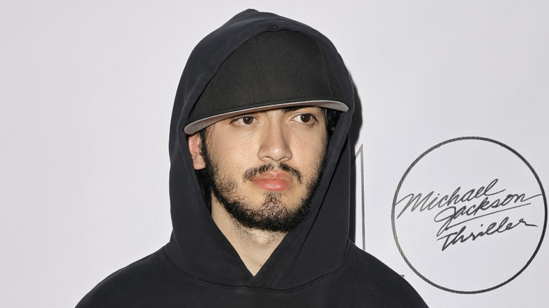 Bigi Jackson con gorra y sudadera con capucha