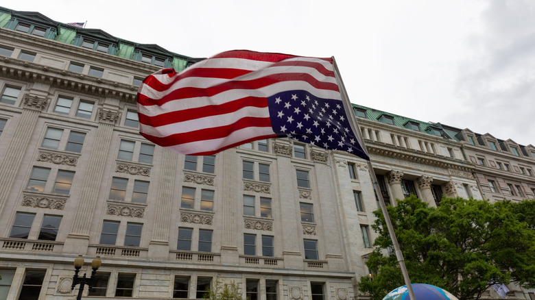 Bandera de Washington, D.C. al revés