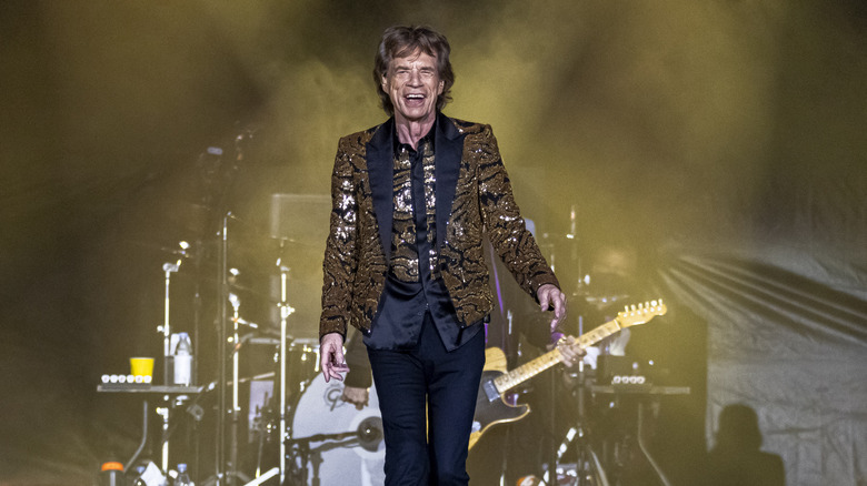 Mick Jagger en el escenario con chaqueta brillante