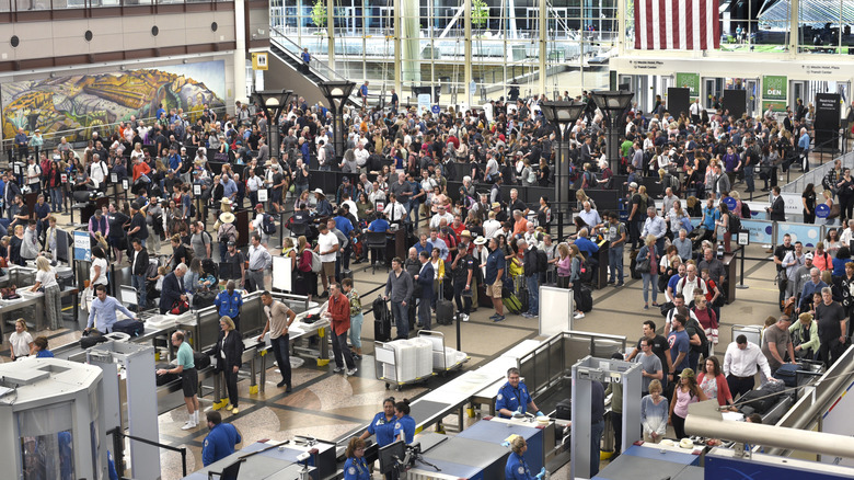 pasajeros haciendo fila en un control TSA