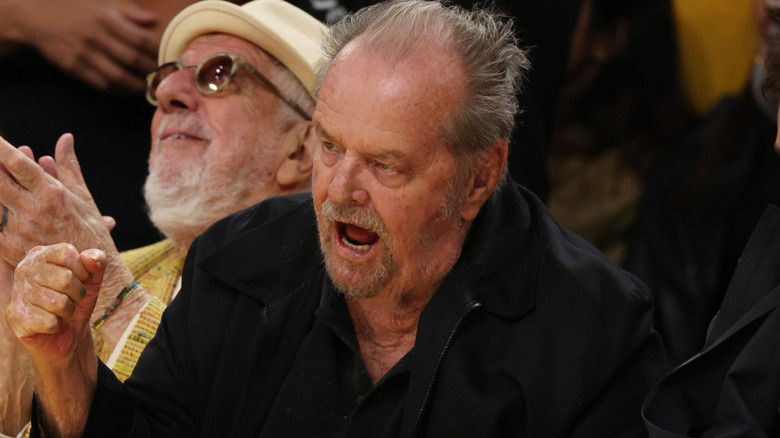 Jack Nicholson en una ceremonia con el puño en alto