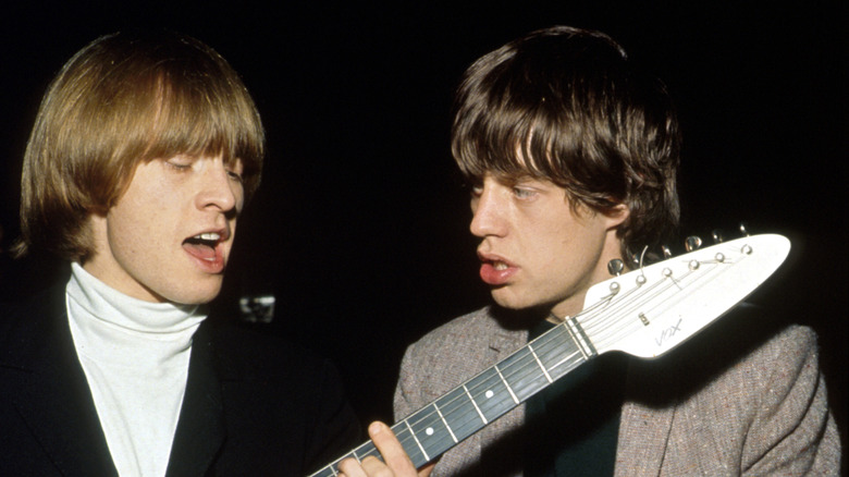 Mick Jagger y Brian Jones cantando en 1966