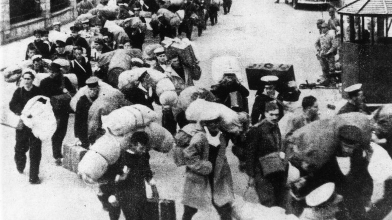 Prisioneros judíos marchando en un campo japonés