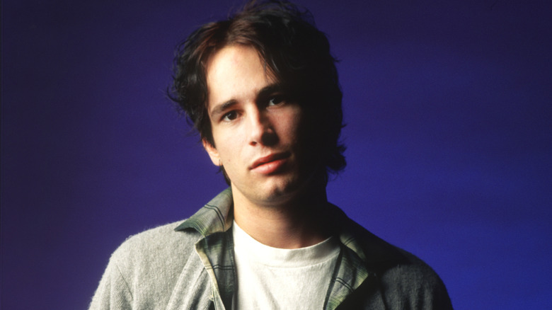 Jeff Buckley mirando hacia la cámara con expresión pensativa