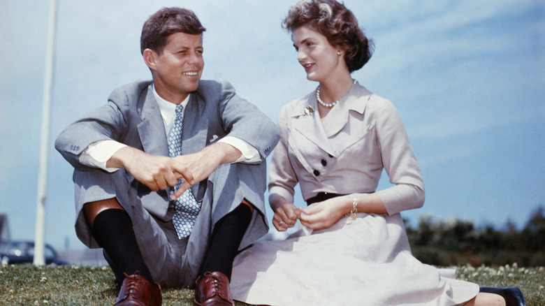 John y Jackie Kennedy en el césped de outside