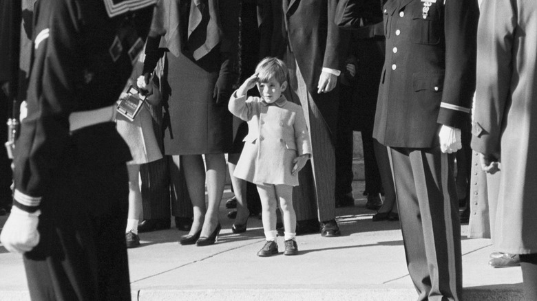 John F. Kennedy Jr. saludando el ataúd de su padre